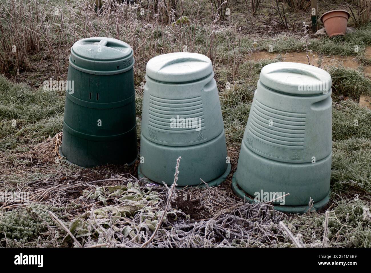 Zuteilung von Plastikkompostkörben an einem frostigen Wintertag, Warwick,`s Stockfoto